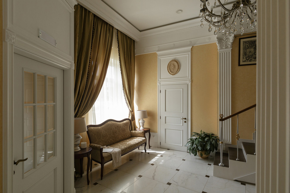 Mittelgroßes Klassisches Foyer mit gelber Wandfarbe, Porzellan-Bodenfliesen, weißer Haustür und weißem Boden in Sankt Petersburg