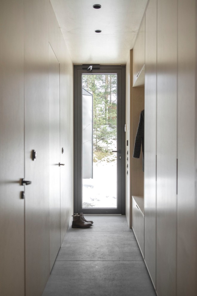 На фото: маленькая входная дверь с бежевыми стенами, полом из керамогранита, одностворчатой входной дверью, черной входной дверью и серым полом для на участке и в саду с