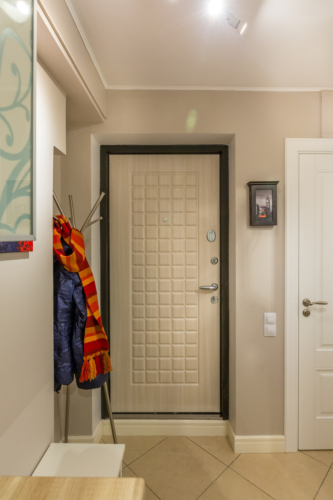 Imagen de puerta principal nórdica con paredes beige, puerta simple y puerta de madera clara