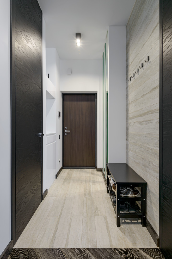 Imagen de puerta principal contemporánea pequeña con paredes blancas, suelo de baldosas de porcelana, puerta simple, puerta de madera oscura y suelo beige