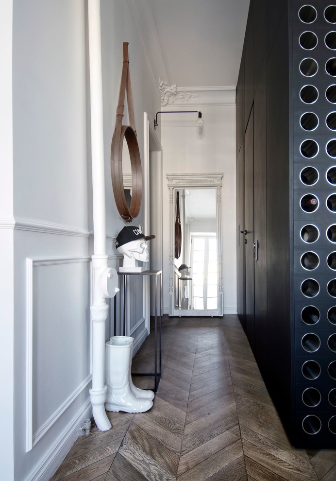 Imagen de hall nórdico, pequeño, con paredes blancas, puerta simple, puerta blanca y suelo de madera oscura