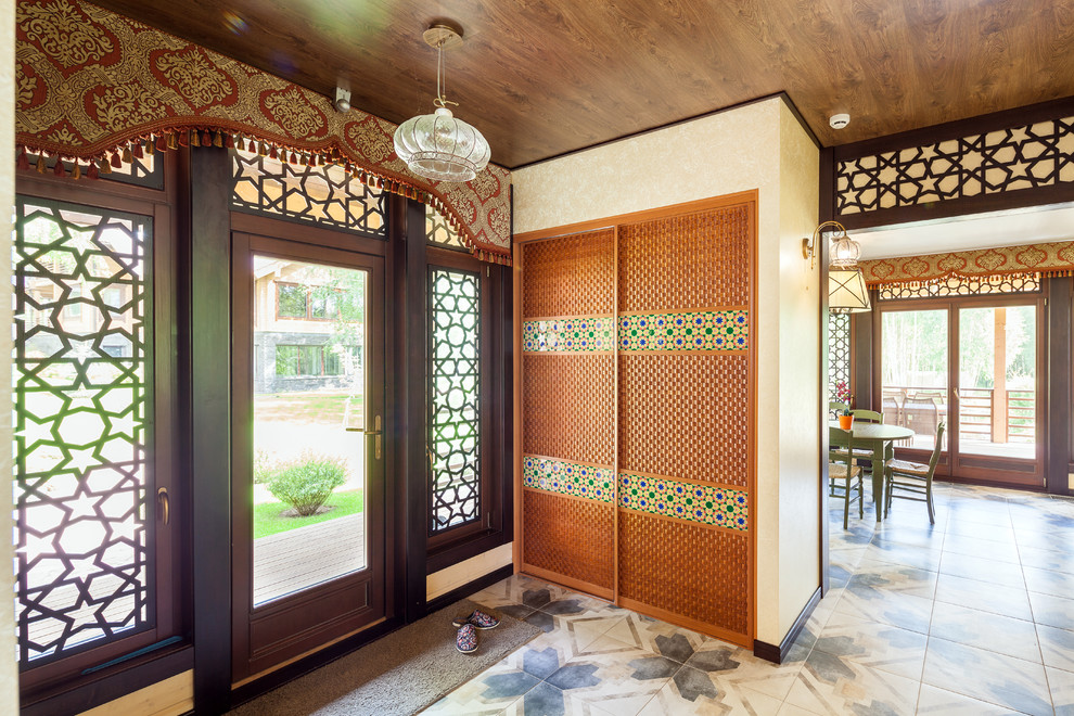Cette image montre une porte d'entrée asiatique avec une porte simple et une porte en verre.