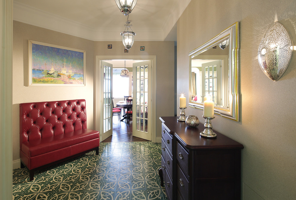 Exemple d'une entrée chic de taille moyenne avec un couloir, un mur beige, sol en béton ciré, une porte double, une porte blanche, un sol vert et un plafond à caissons.