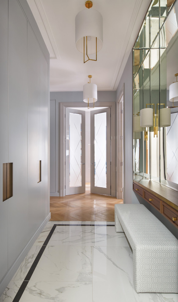 Idee per un corridoio tradizionale con pareti grigie, pavimento in marmo e pavimento bianco