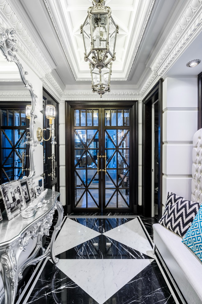 Esempio di un corridoio chic con pareti bianche, pavimento multicolore, una porta a due ante e una porta in vetro