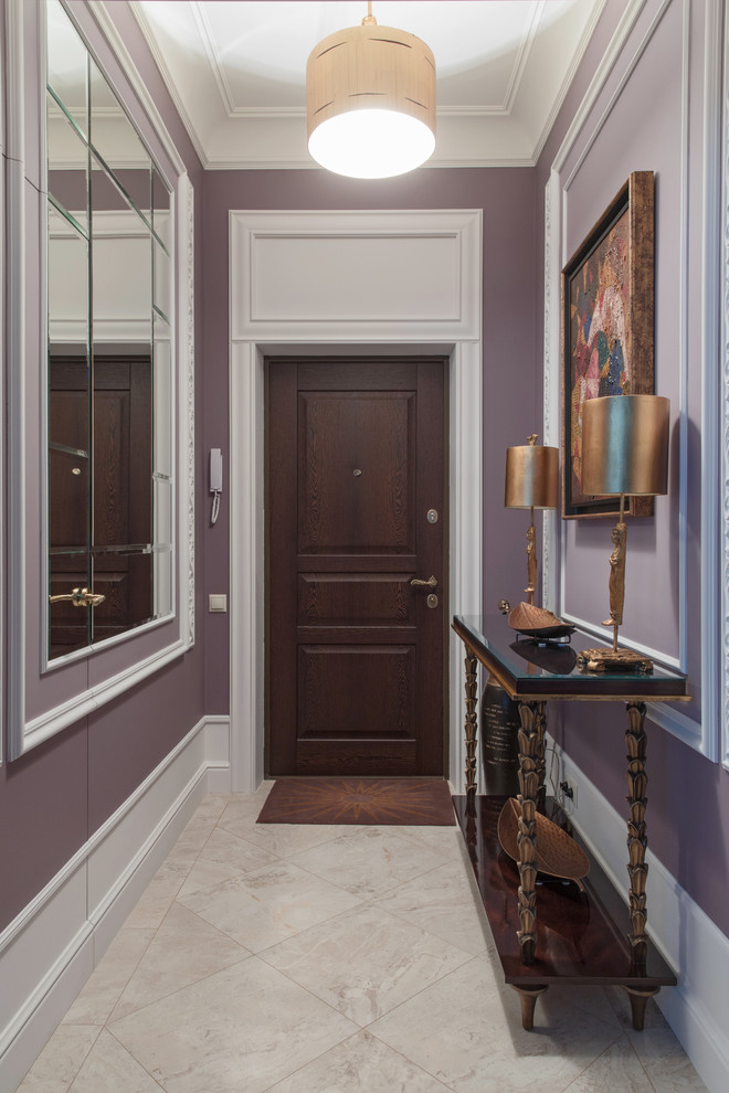 Cette image montre une porte d'entrée traditionnelle avec un mur violet, une porte simple, une porte en bois foncé et un sol gris.