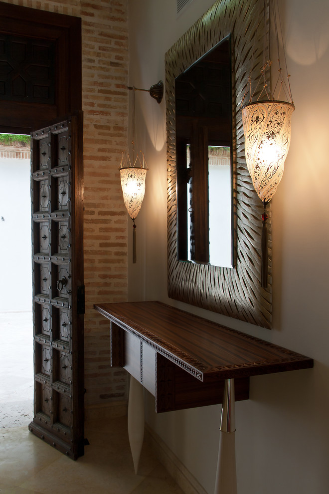 Diseño de vestíbulo mediterráneo de tamaño medio con paredes beige, suelo de mármol, puerta doble y puerta de madera oscura
