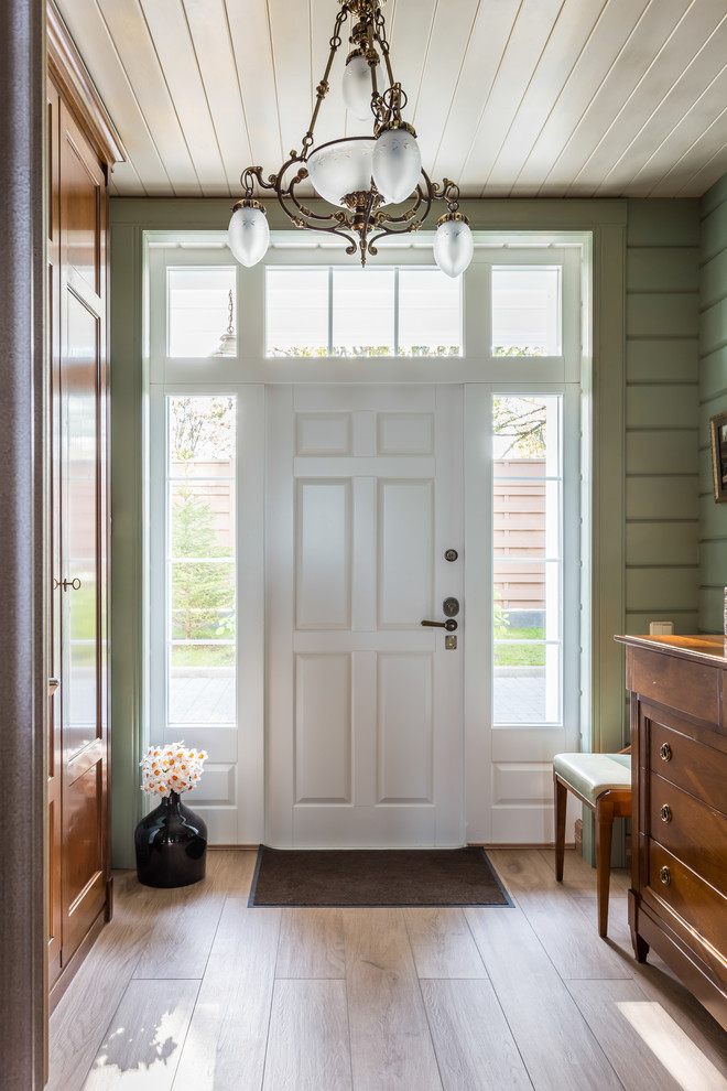 Foto på en mellanstor vintage ingång och ytterdörr, med gröna väggar, en enkeldörr, en vit dörr och beiget golv