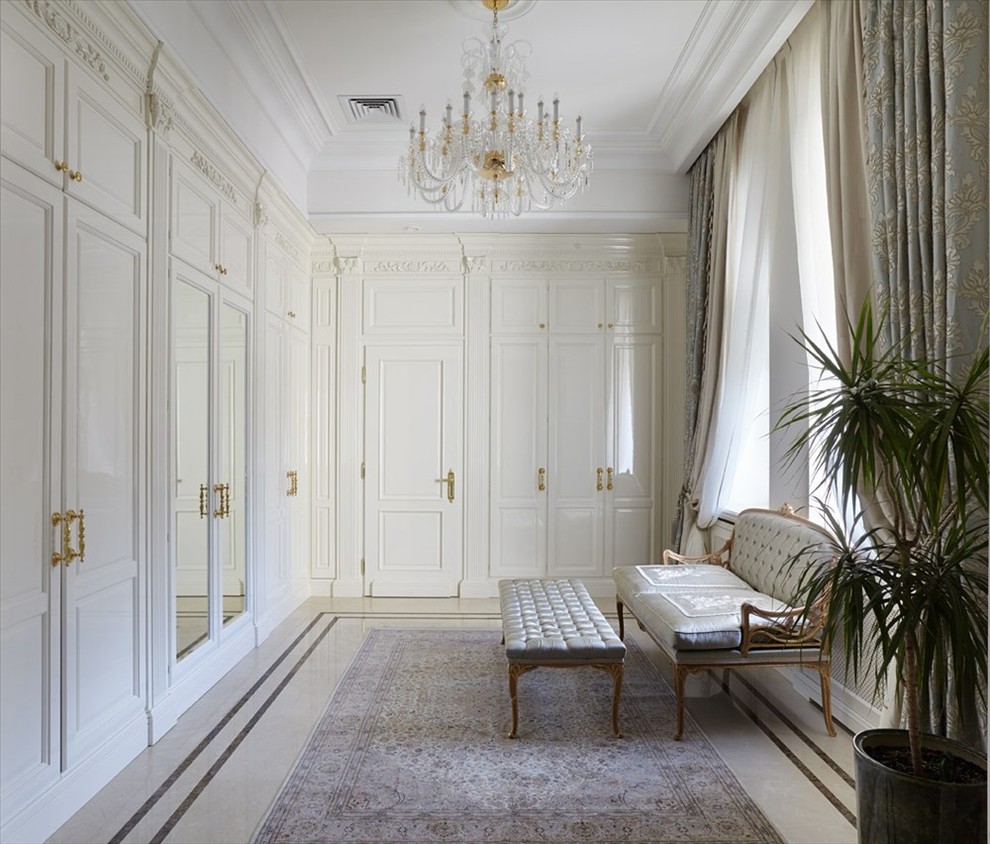 Стильный дизайн: входная дверь среднего размера в классическом стиле с белыми стенами, полом из керамической плитки, поворотной входной дверью и белой входной дверью - последний тренд