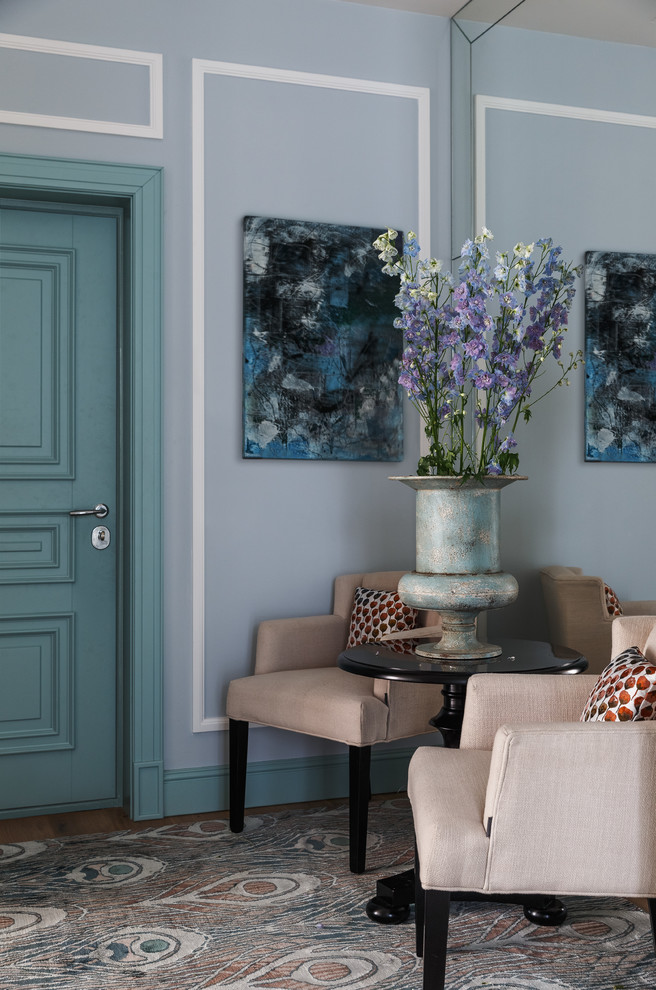 Источник вдохновения для домашнего уюта: прихожая в стиле неоклассика (современная классика) с синими стенами и одностворчатой входной дверью