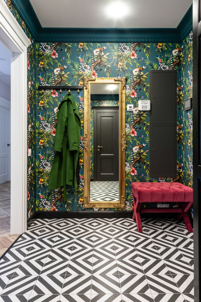 Esempio di una porta d'ingresso classica di medie dimensioni con pareti multicolore, pavimento in gres porcellanato, una porta singola, una porta nera, pavimento nero e carta da parati