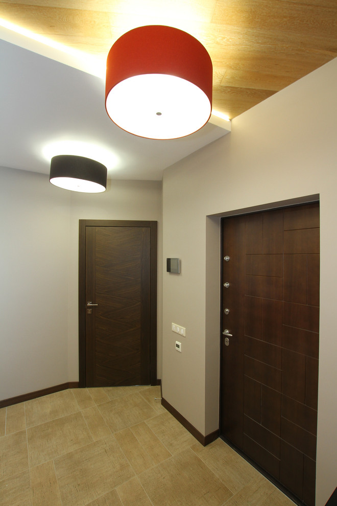 Foto på en stor funkis ingång och ytterdörr, med grå väggar, klinkergolv i porslin, en enkeldörr, mörk trädörr och beiget golv