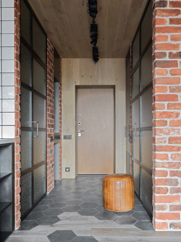 Réalisation d'une petite porte d'entrée urbaine avec un mur multicolore, un sol en carrelage de céramique, une porte simple, une porte en bois brun, un sol gris, un plafond en bois et un mur en parement de brique.