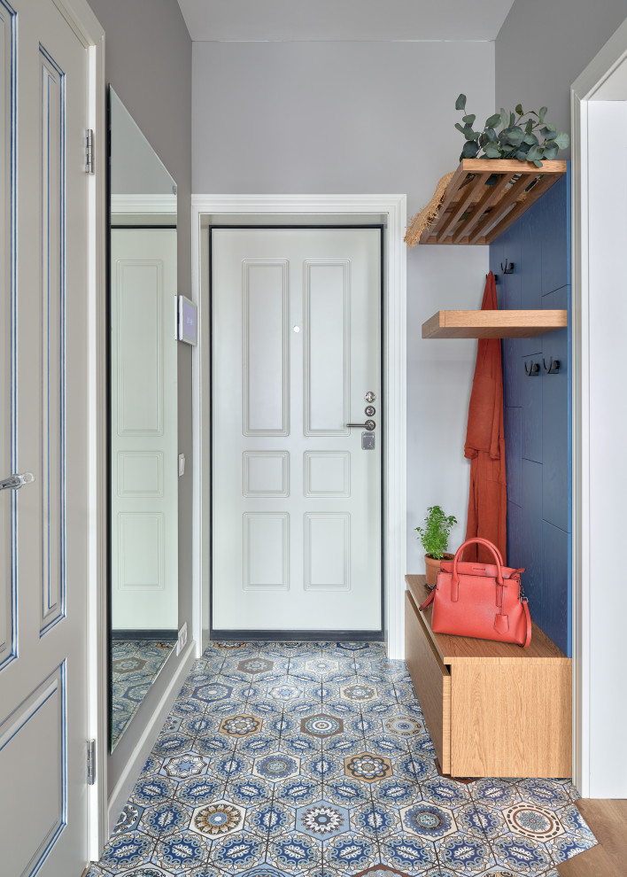 Moderne Haustür mit grauer Wandfarbe, Einzeltür, weißer Haustür und blauem Boden in Moskau