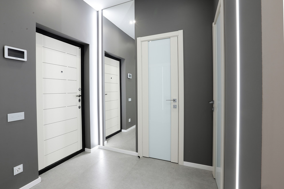 Foto de entrada contemporánea con paredes grises, puerta simple y puerta blanca