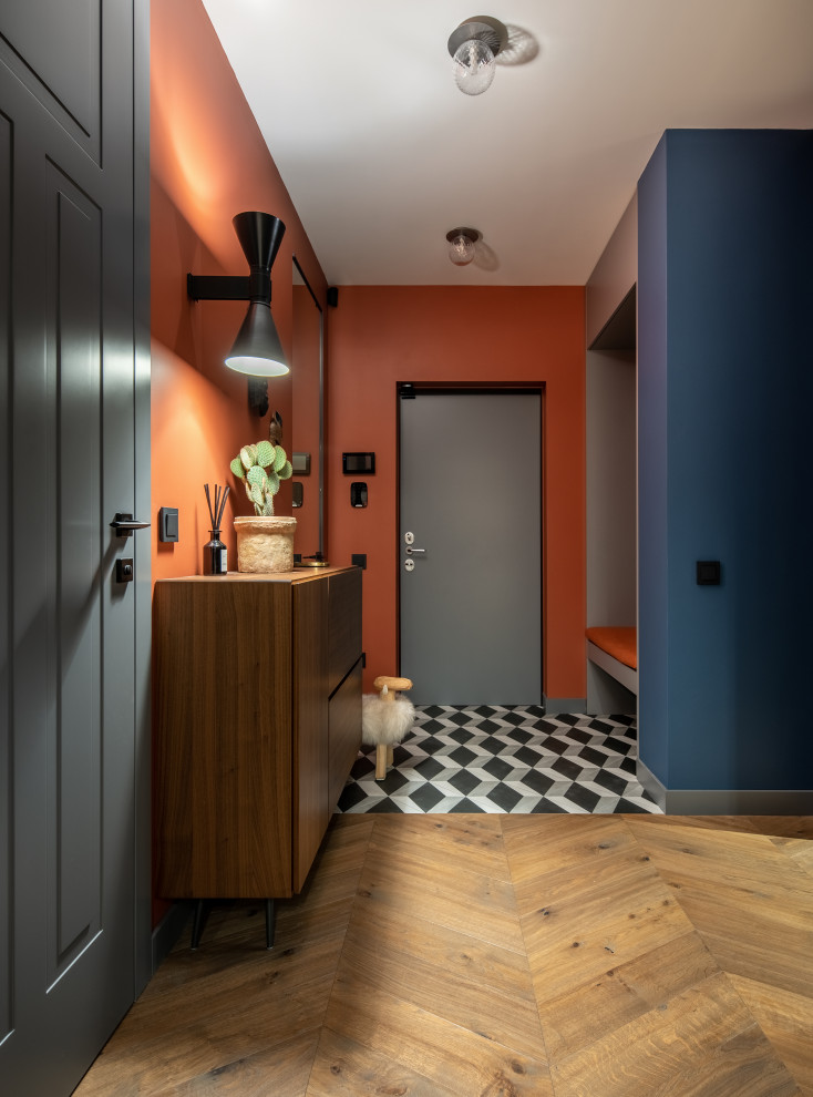 Идея дизайна: большая входная дверь в современном стиле с оранжевыми стенами, полом из керамической плитки, одностворчатой входной дверью, серой входной дверью и разноцветным полом
