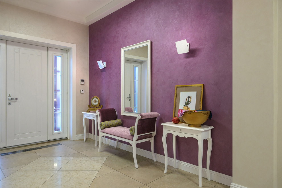 Свежая идея для дизайна: входная дверь в стиле неоклассика (современная классика) с фиолетовыми стенами, одностворчатой входной дверью и белой входной дверью - отличное фото интерьера