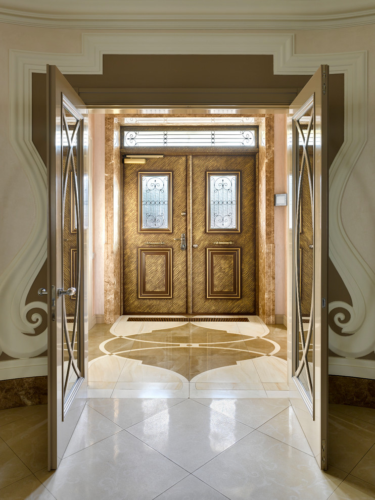 Ejemplo de puerta principal clásica renovada con paredes beige, puerta doble, puerta de madera en tonos medios y suelo beige