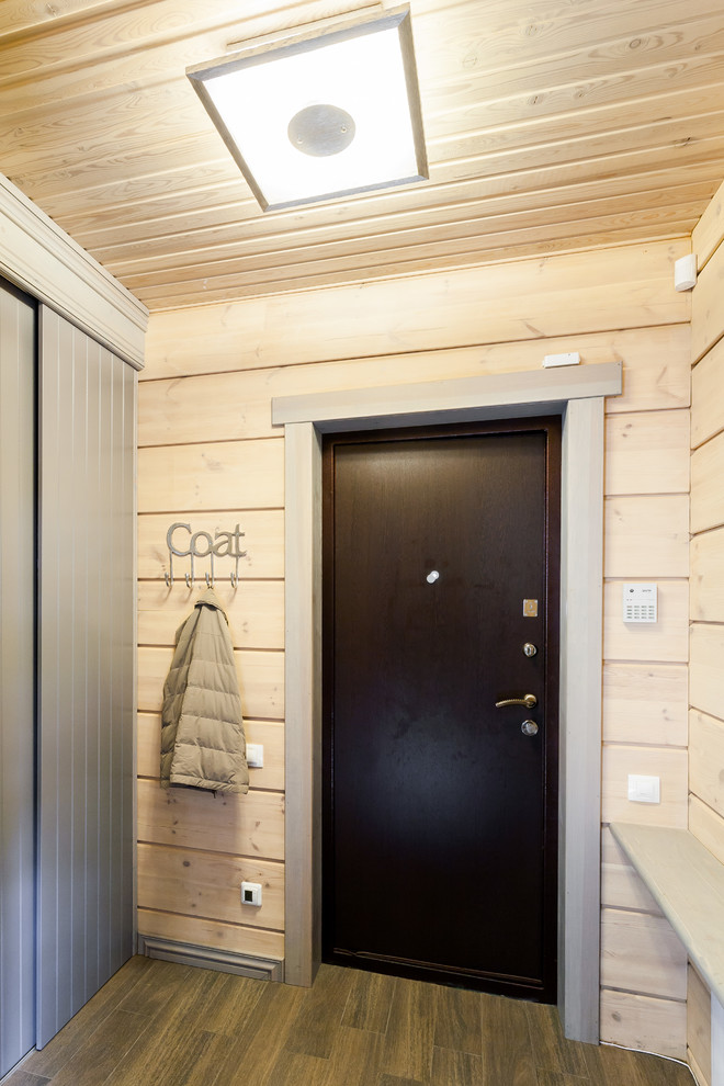 Idee per un ingresso o corridoio country con pareti beige, una porta singola e una porta in legno scuro