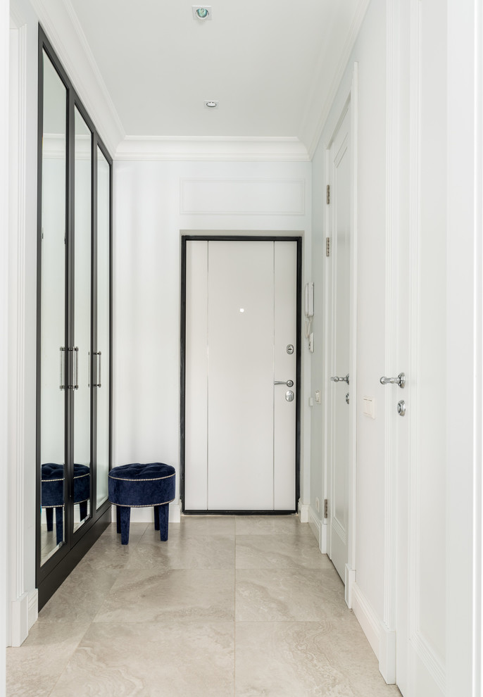 На фото: маленькая входная дверь в стиле неоклассика (современная классика) с полом из керамогранита, одностворчатой входной дверью, белой входной дверью и бежевым полом для на участке и в саду