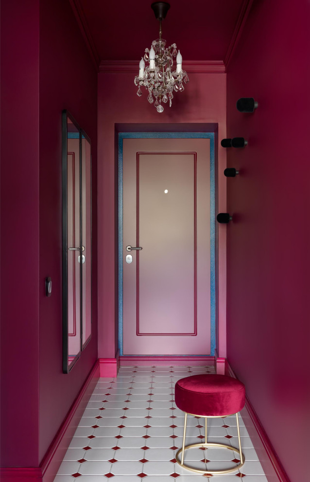 Kleine Haustür mit roter Wandfarbe, Keramikboden, Einzeltür, roter Haustür und weißem Boden in Moskau
