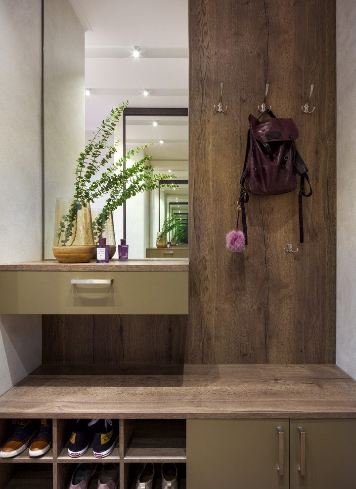 Small trendy mudroom photo in Moscow with beige walls