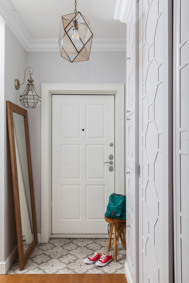Modelo de puerta principal contemporánea con paredes grises, puerta simple y puerta blanca