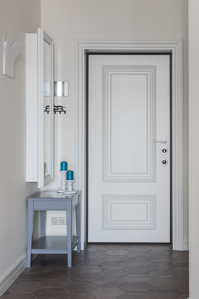 Esempio di una piccola porta d'ingresso classica con pareti beige, pavimento in gres porcellanato, una porta singola, una porta bianca e pavimento marrone