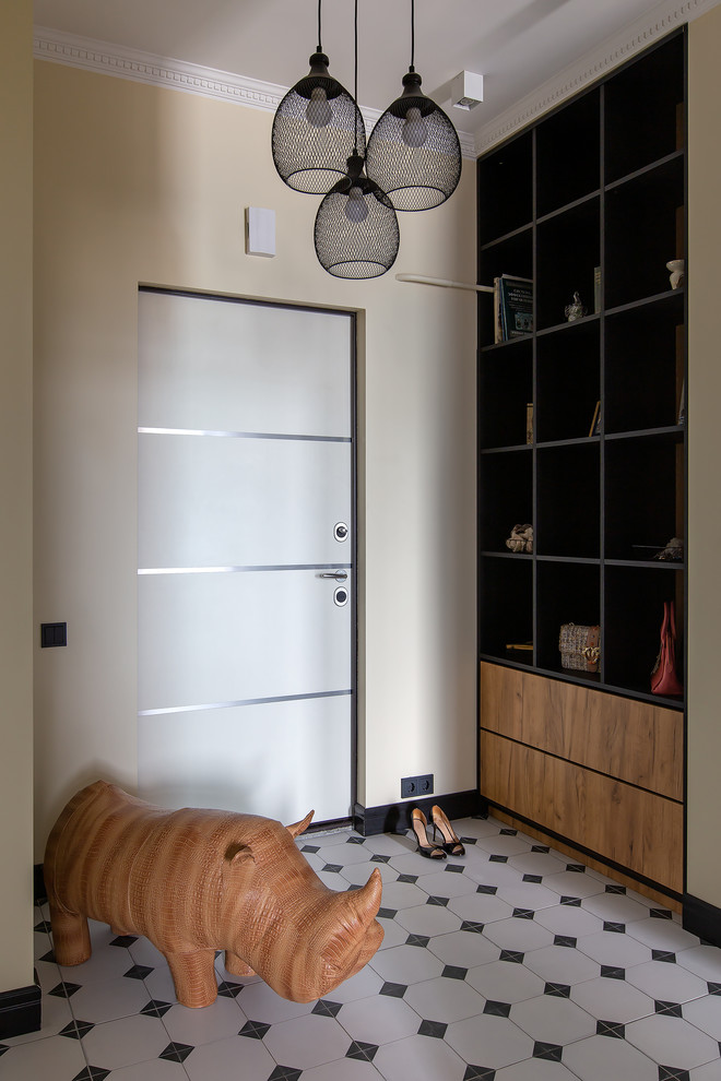 Idées déco pour une porte d'entrée contemporaine avec un mur beige, une porte simple et une porte blanche.