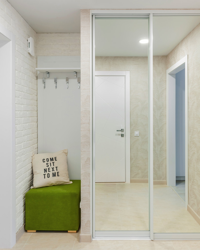 Idee per un piccolo ingresso o corridoio nordico con pareti beige, pavimento in gres porcellanato, pavimento beige e pareti in mattoni
