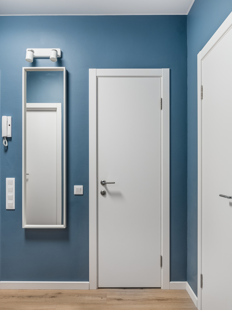 Свежая идея для дизайна: вестибюль среднего размера с синими стенами, полом из винила, одностворчатой входной дверью, белой входной дверью и бежевым полом - отличное фото интерьера