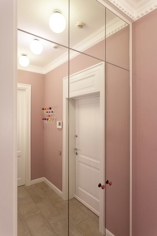 Идея дизайна: прихожая в современном стиле с розовыми стенами, полом из керамической плитки, одностворчатой входной дверью, белой входной дверью и серым полом