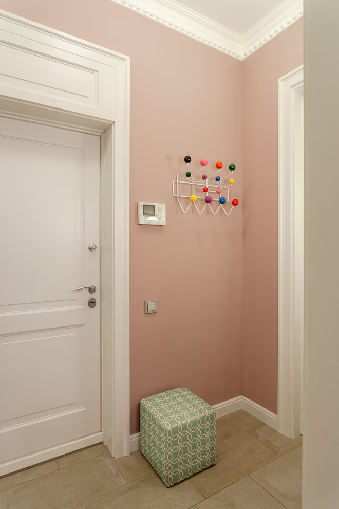 Стильный дизайн: входная дверь в современном стиле с розовыми стенами, полом из керамической плитки, одностворчатой входной дверью, белой входной дверью и серым полом - последний тренд