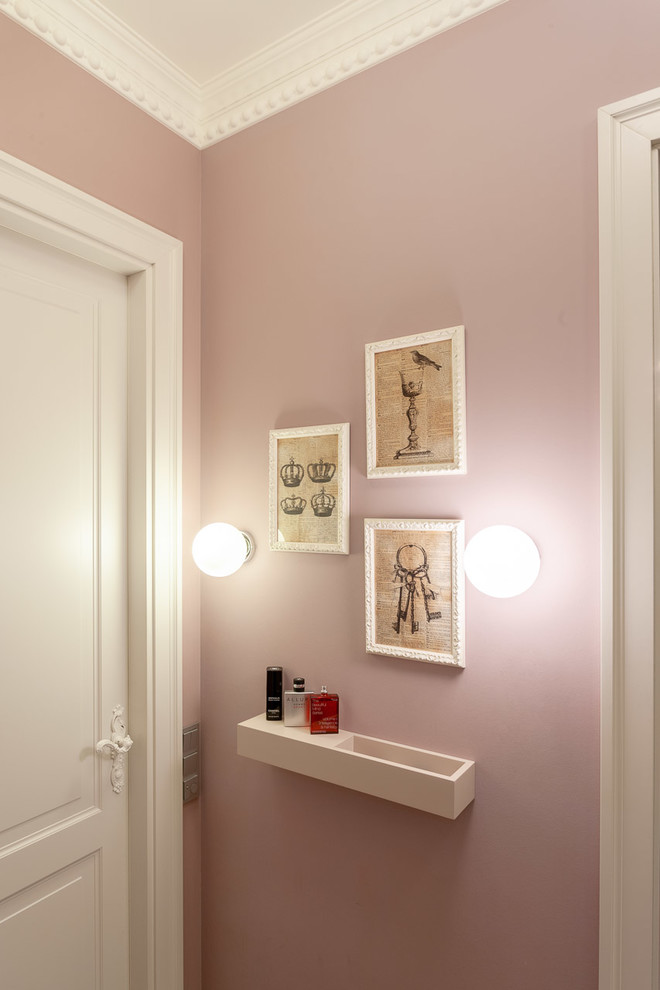 Пример оригинального дизайна: прихожая в современном стиле с розовыми стенами, полом из керамической плитки, одностворчатой входной дверью, белой входной дверью и серым полом
