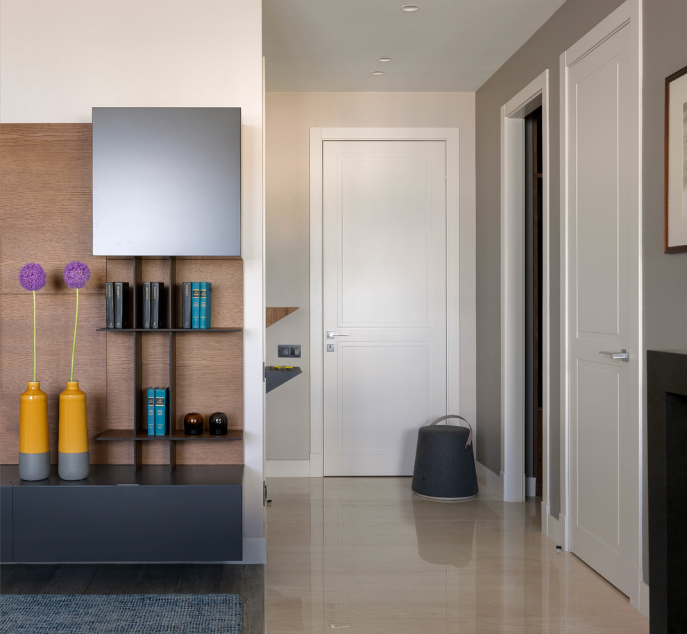 Mittelgroße Moderne Haustür mit grauer Wandfarbe, Marmorboden, Einzeltür, weißer Haustür und beigem Boden in Sonstige
