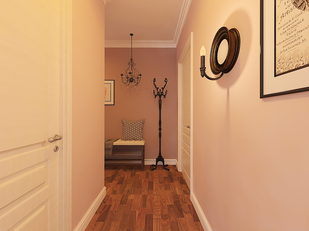 На фото: маленькая прихожая в скандинавском стиле с розовыми стенами, темным паркетным полом, одностворчатой входной дверью, коричневой входной дверью и коричневым полом для на участке и в саду