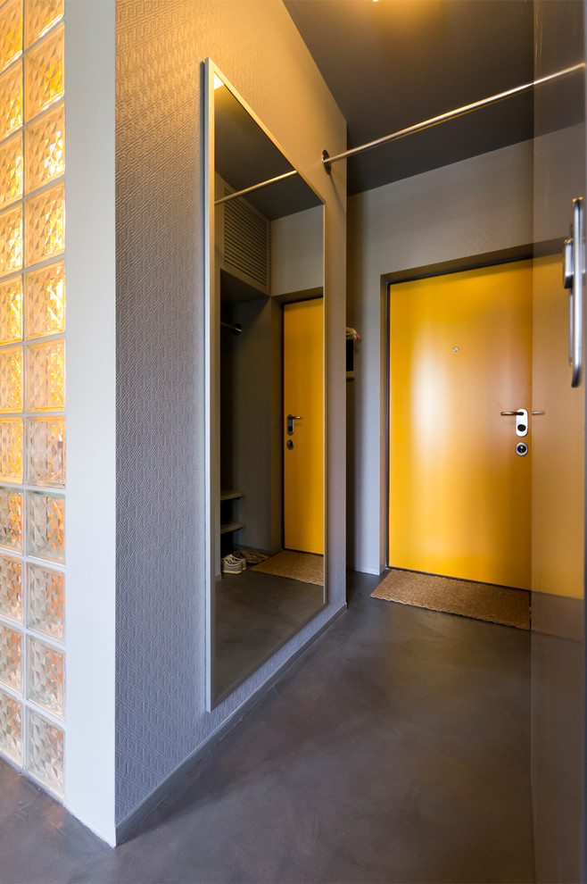 Идея дизайна: входная дверь в современном стиле с одностворчатой входной дверью и желтой входной дверью