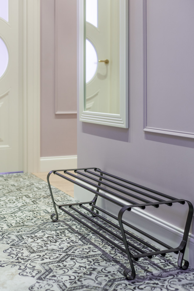 Источник вдохновения для домашнего уюта: узкая прихожая среднего размера в стиле неоклассика (современная классика) с фиолетовыми стенами, полом из ламината, одностворчатой входной дверью, белой входной дверью и бежевым полом