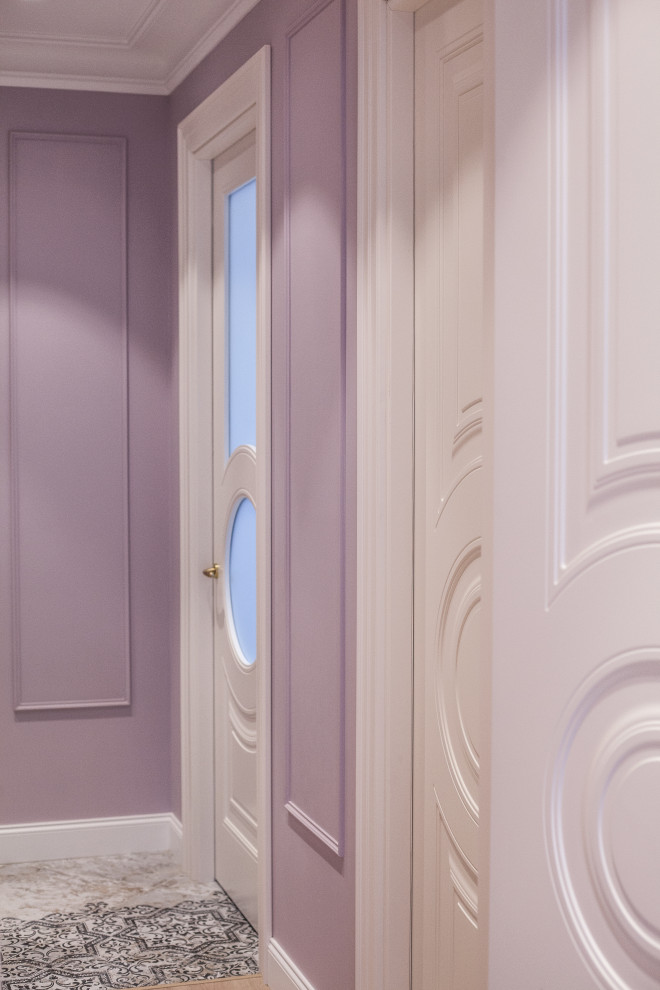 Klassisk inredning av en mellanstor hall, med lila väggar, laminatgolv, en enkeldörr, en vit dörr och beiget golv