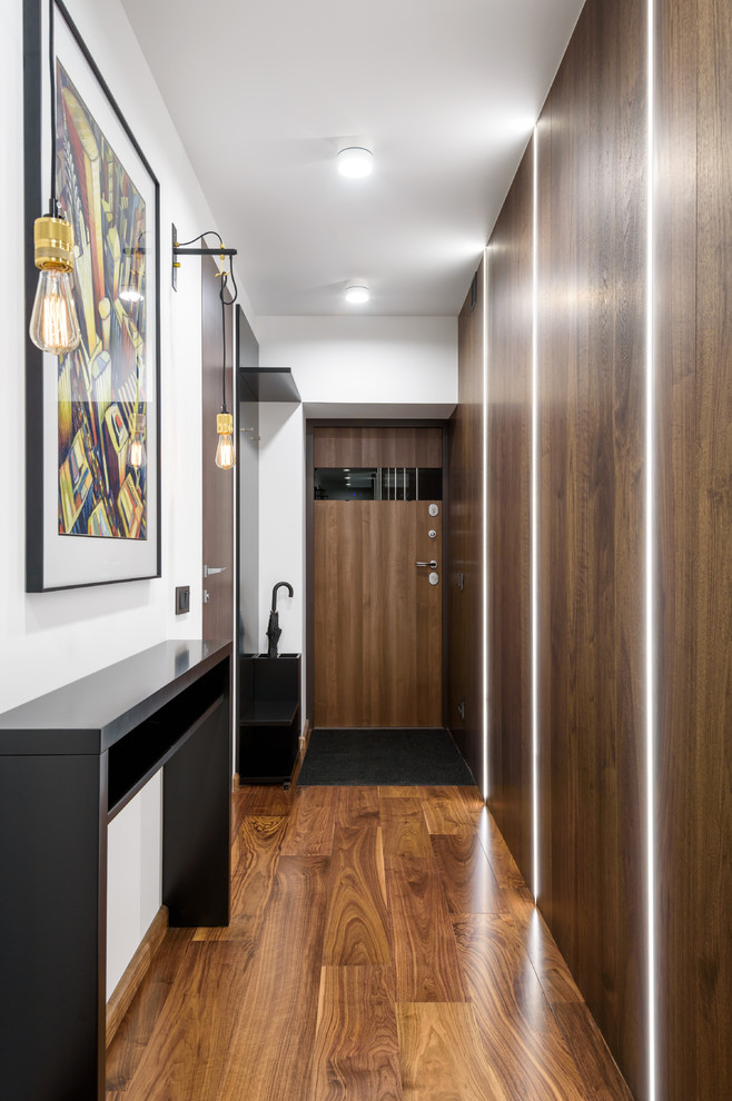 Imagen de puerta principal contemporánea con paredes blancas, suelo de madera en tonos medios, puerta simple, puerta de madera en tonos medios y suelo marrón