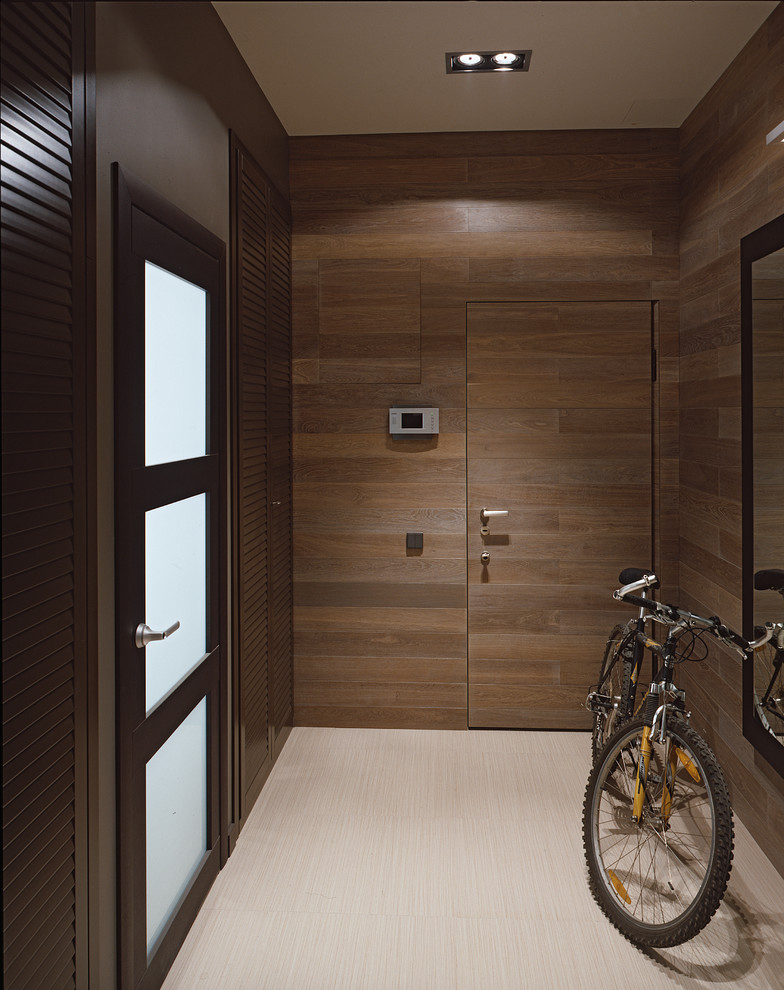 Immagine di una porta d'ingresso contemporanea con pareti marroni, una porta singola, una porta in legno bruno e pavimento beige
