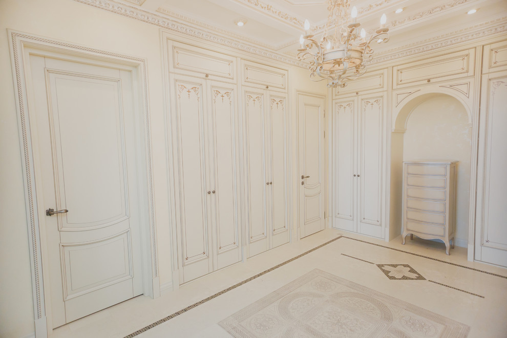 Mittelgroßes Klassisches Foyer mit weißer Wandfarbe, Keramikboden, Drehtür und weißer Haustür in Moskau