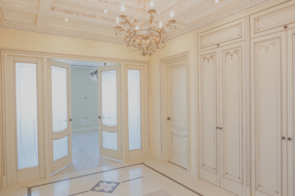 Mittelgroßes Klassisches Foyer mit weißer Wandfarbe, Keramikboden, Doppeltür und weißer Haustür in Moskau