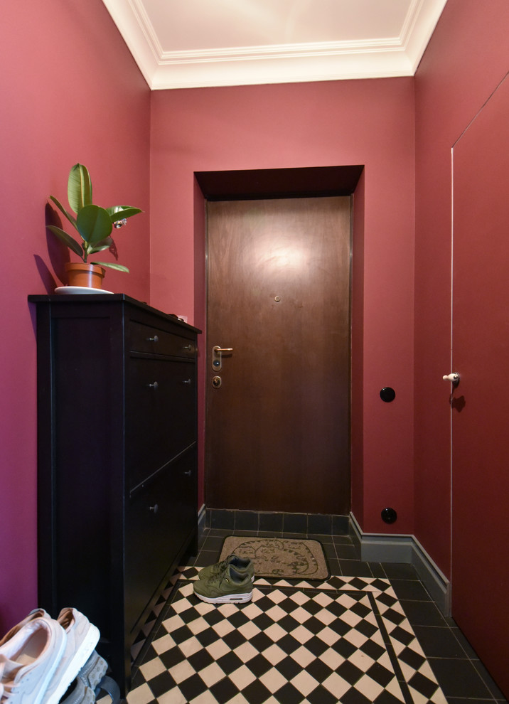 Пример оригинального дизайна: маленькая входная дверь в современном стиле с красными стенами, полом из керамической плитки, одностворчатой входной дверью, входной дверью из темного дерева и черным полом для на участке и в саду