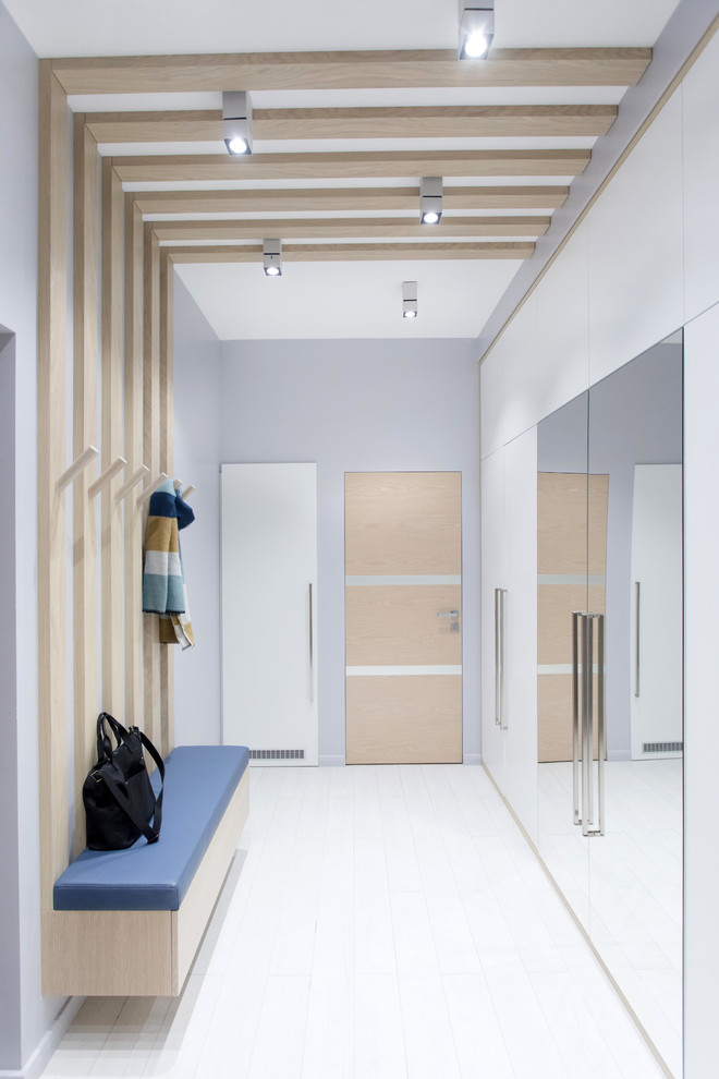 Idee per un corridoio nordico di medie dimensioni con pareti grigie, pavimento in gres porcellanato e pavimento bianco