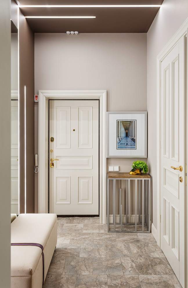 Ejemplo de entrada tradicional de tamaño medio con paredes grises, puerta simple y puerta blanca