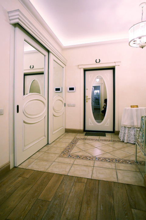 Пример оригинального дизайна: входная дверь среднего размера в классическом стиле с бежевыми стенами, полом из керамической плитки, одностворчатой входной дверью, входной дверью из светлого дерева и бежевым полом