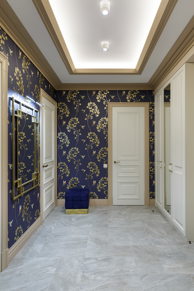 Пример оригинального дизайна: входная дверь среднего размера: освещение в стиле неоклассика (современная классика) с синими стенами и серым полом