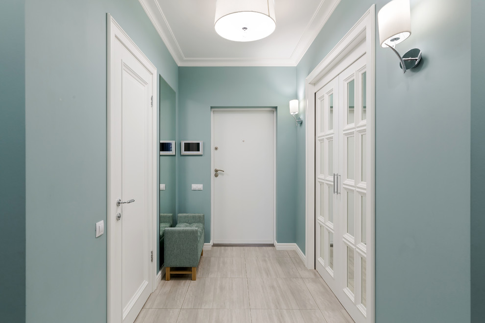 Свежая идея для дизайна: маленькая входная дверь в стиле неоклассика (современная классика) с полом из керамогранита, одностворчатой входной дверью, белой входной дверью, синими стенами и бежевым полом для на участке и в саду - отличное фото интерьера
