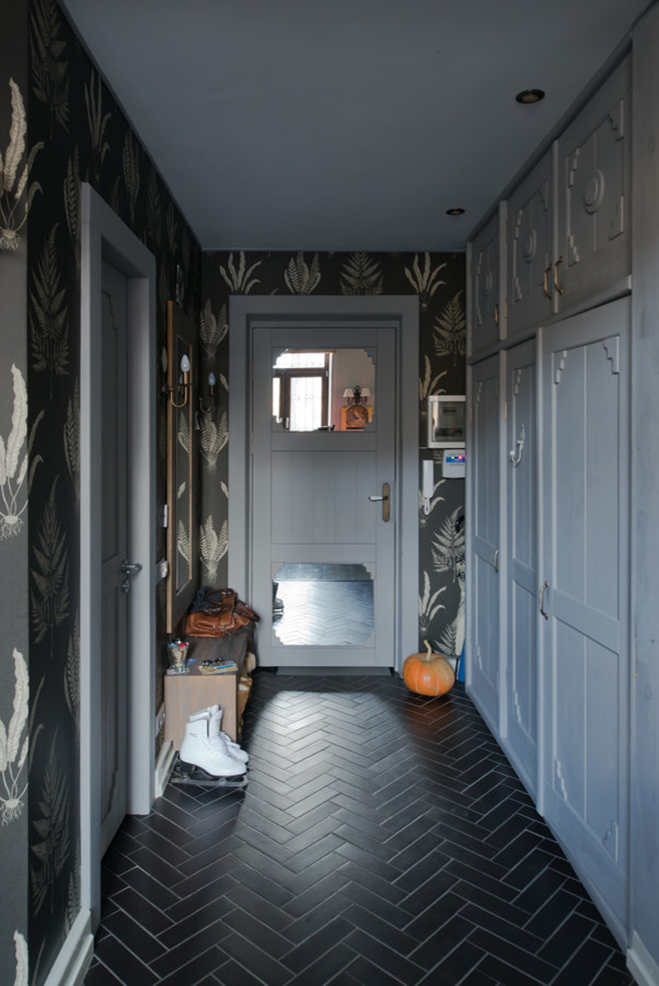 Inspiration för små eklektiska ingångspartier, med svarta väggar, klinkergolv i keramik, en enkeldörr och en grå dörr